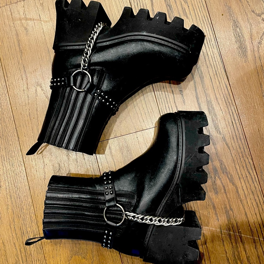 Lamoda black boots very comfy!